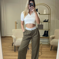 Pantalon à pinces replié