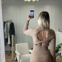 Robe en maille beige dos nu