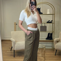 Pantalon à pinces replié