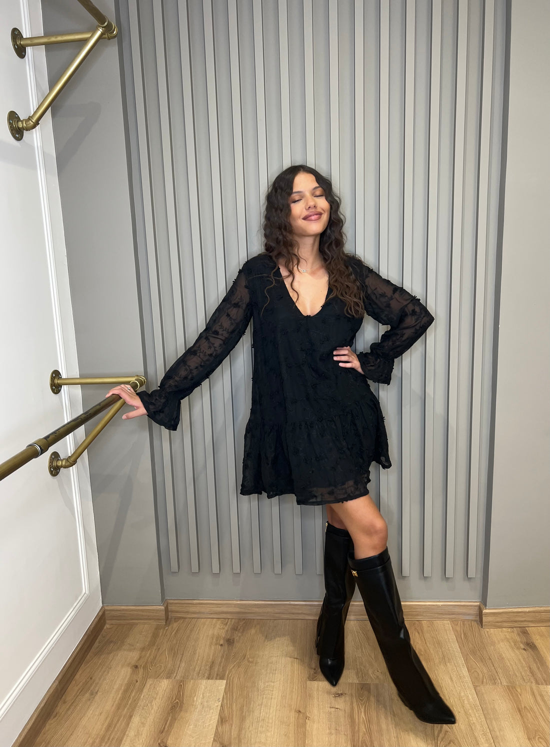 Robe brodée fleurie noire