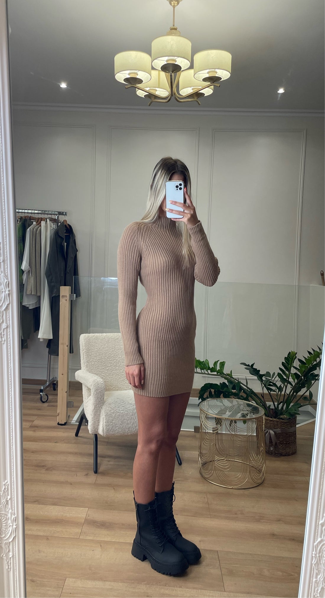 Robe en maille beige dos nu