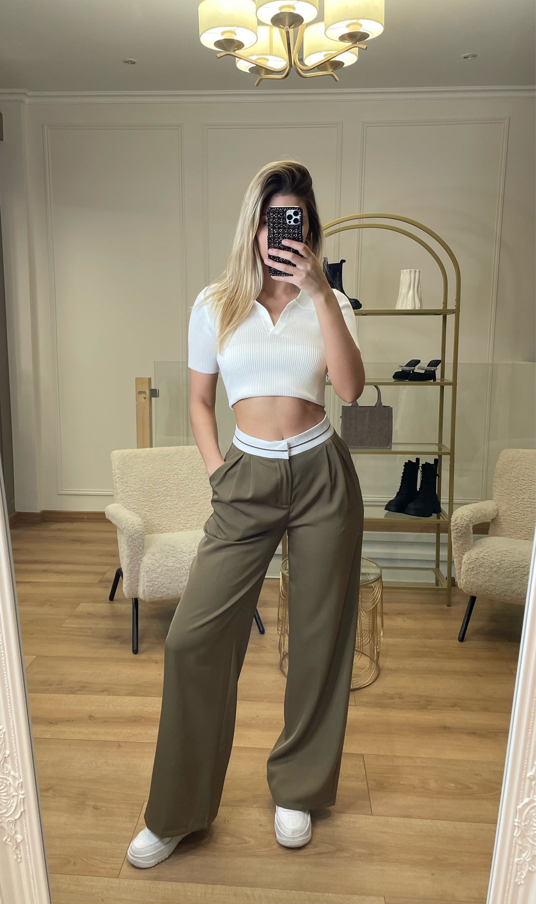 Pantalon à pinces replié