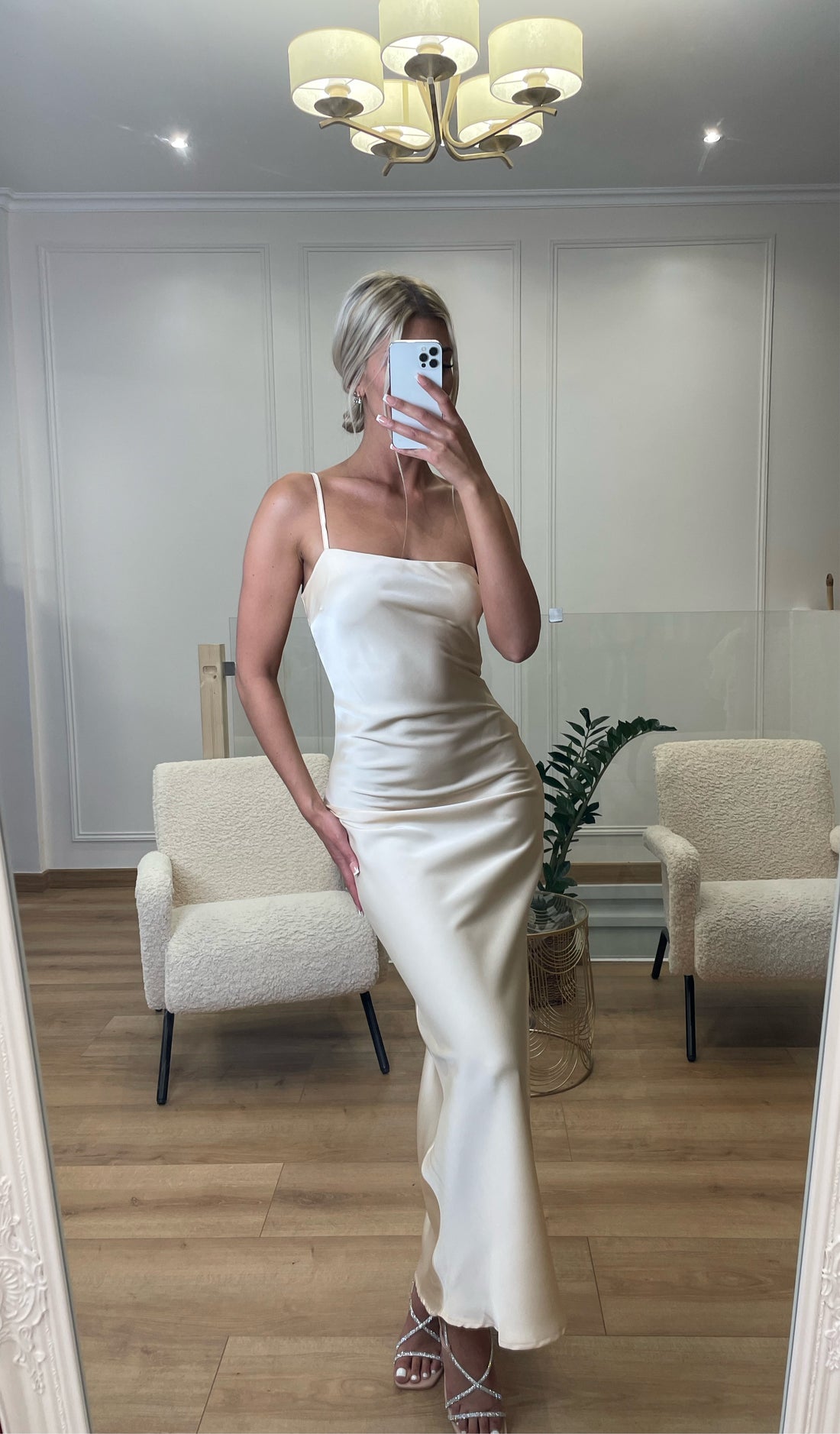 Robe longue satinée fendue