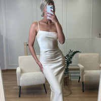 Robe longue satinée fendue