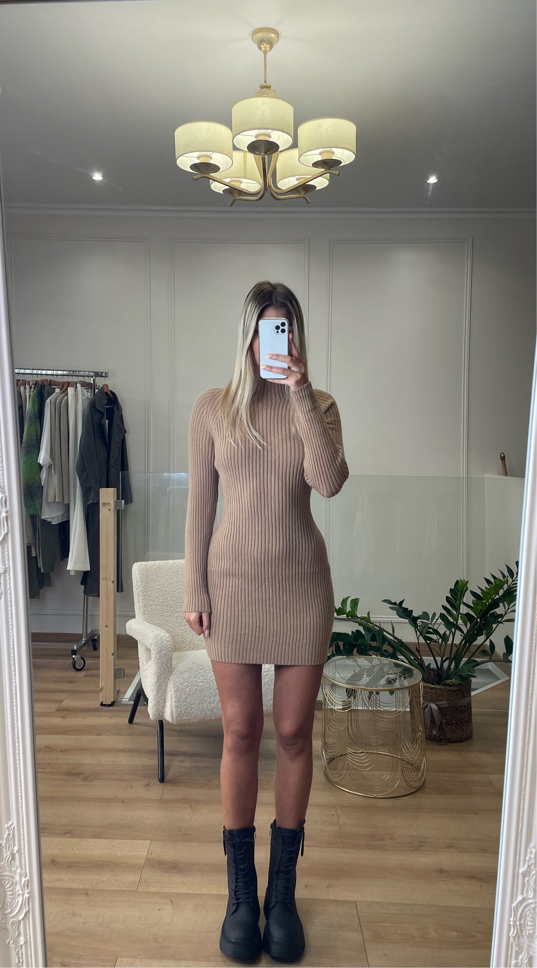 Robe en maille beige dos nu
