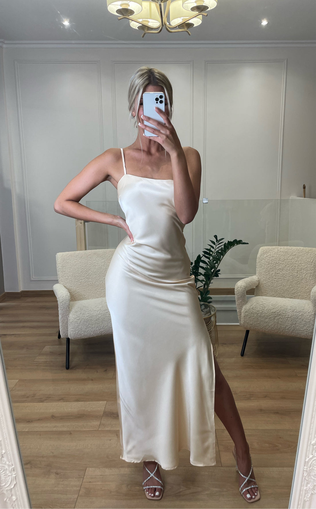 Robe longue satinée fendue