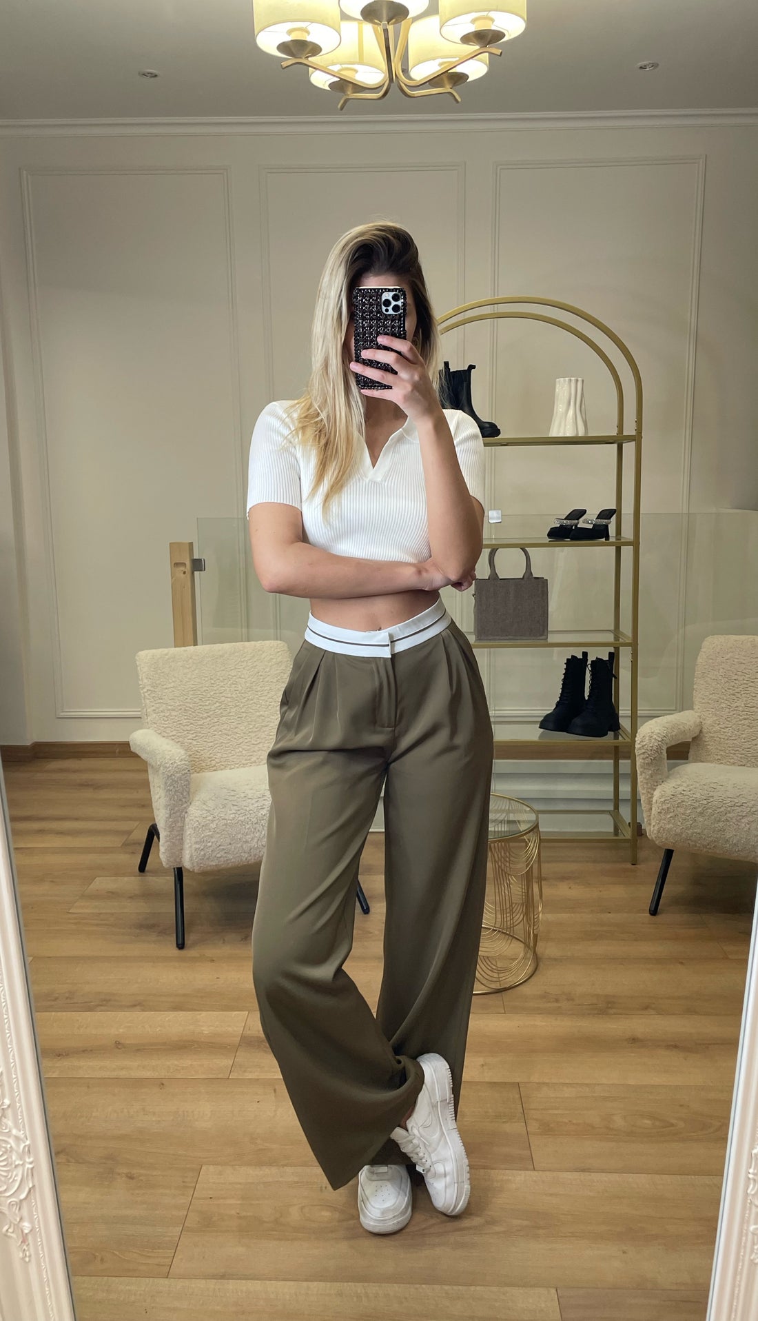 Pantalon à pinces replié