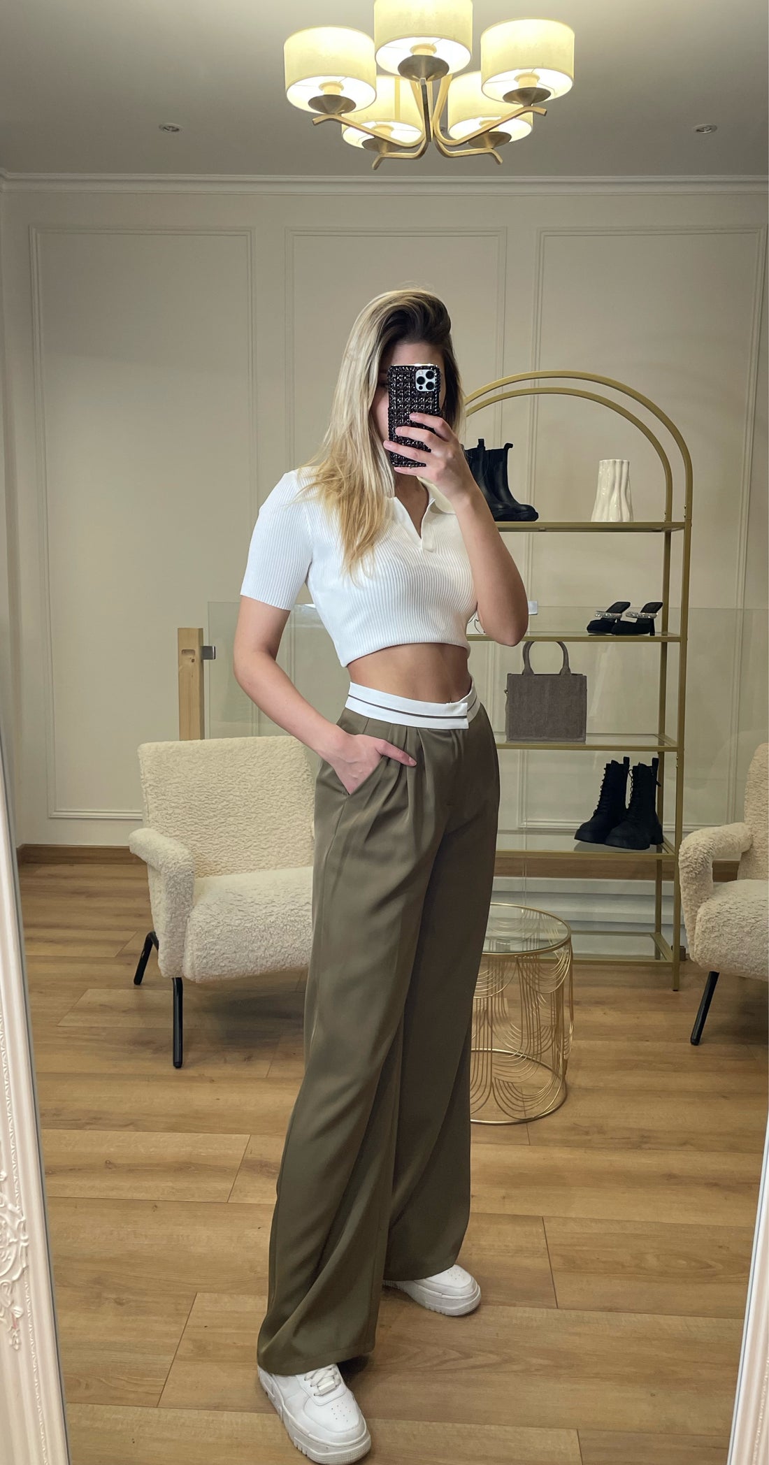 Pantalon à pinces replié
