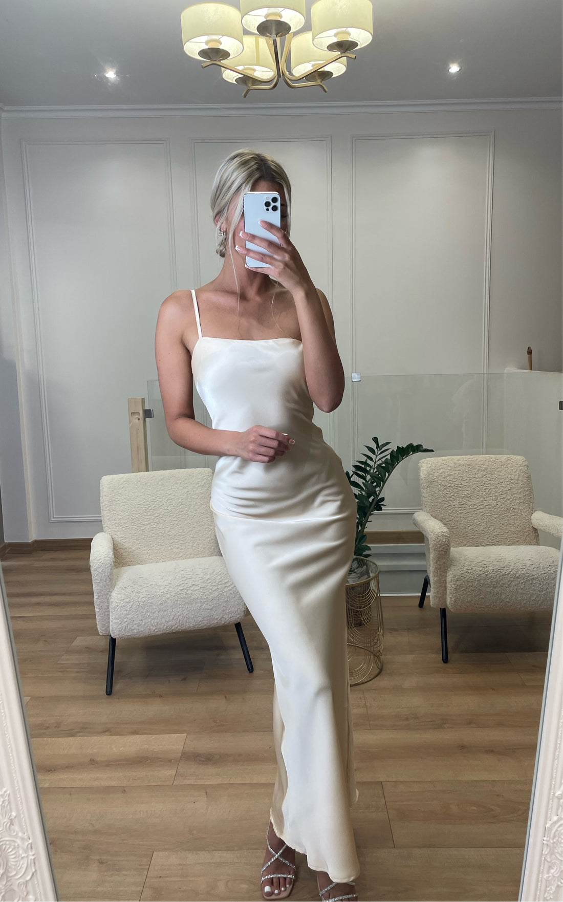 Robe longue satinée fendue